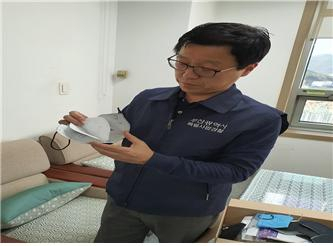 부산시 특별사법경찰과 직원이 불량 마스크 제조업체를 단속하고 있다. 부산시 제공
