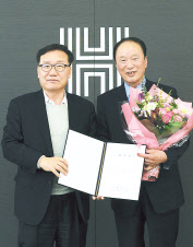 권충원 ㈜헤럴드 대표이사(왼쪽)와 김윤철 신임 관악영어마을 이사장이 24일 서울 용산구 헤럴드스퀘어에서 열린 위촉식에서 기념촬영을 하고 있다. 이상섭 기자