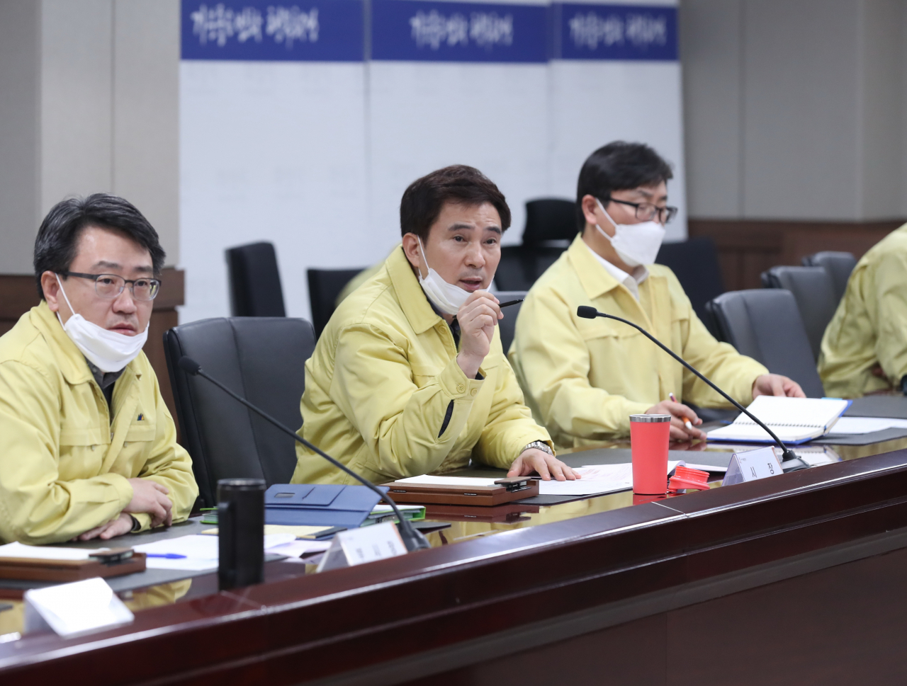 긴급 방역대책회의에서 대책 강화를 당부하고 있는 서철모 화성시장. [화성시 제공]