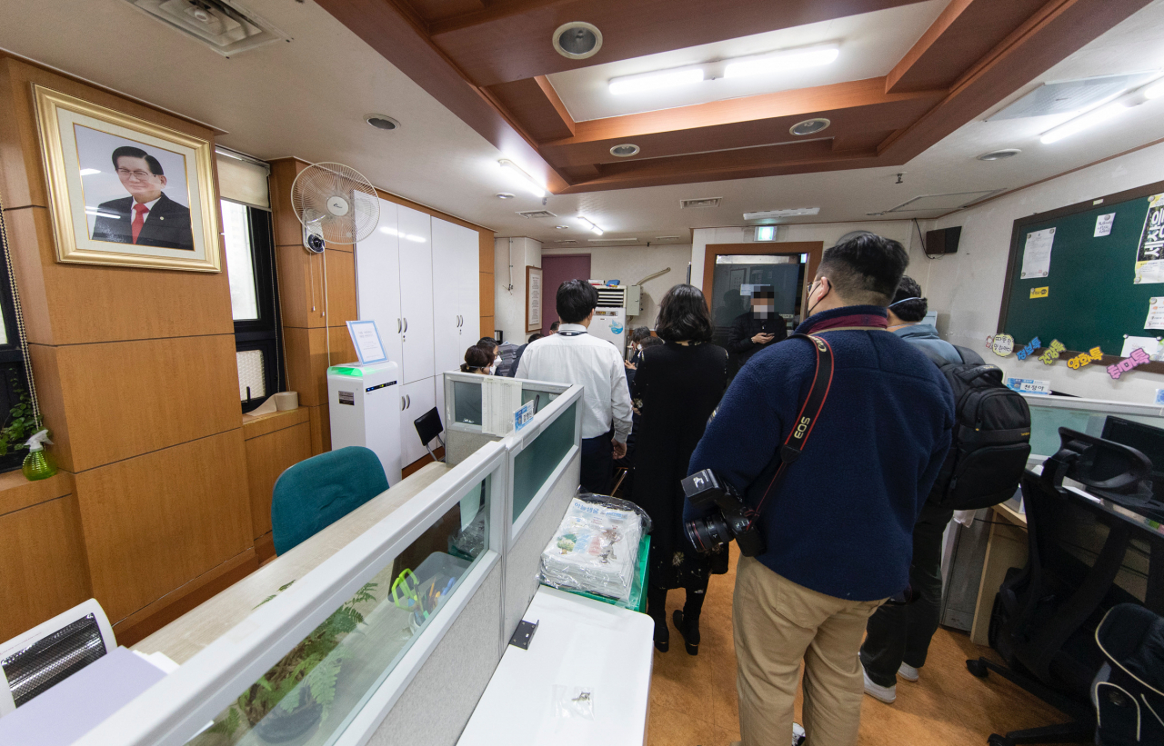 경기도가 신천지 과천본부에 진입했다.