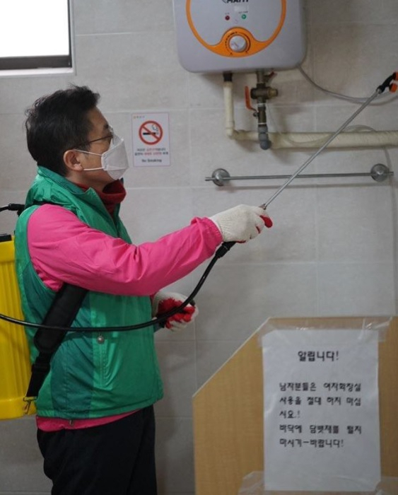 황교안 미래통합당 대표가 자신의 총선 출마지인 서울 종로구에서 '코로나19' 예방 차원의 방역활동을 하고 있다. [황교안 미래통합당 대표 페이스북 캡처]