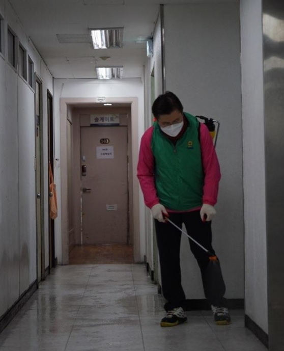 황교안 미래통합당 대표가 자신의 총선 출마지인 서울 종로구에서 '코로나19' 예방 차원의 방역활동을 하고 있다. [황교안 미래통합당 대표 페이스북 캡처]