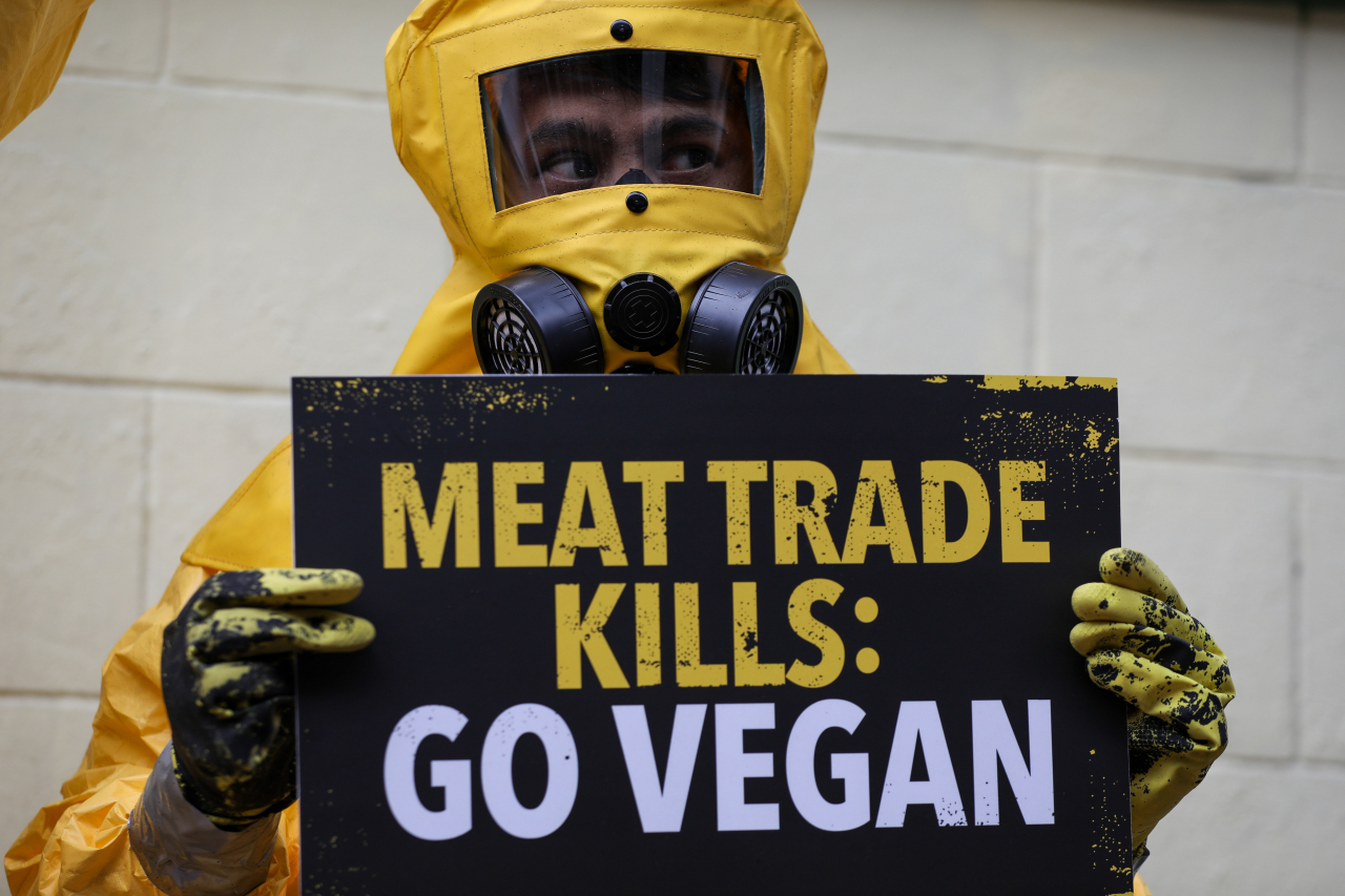 지난 13일(현지시간) 국제 동물보호단체 ‘동물을 인도적으로 사랑하는 사람들(PETA)’ 소속 운동가들이 필리핀 마닐라 보건부 앞에서 시위를 벌이고 있다. 이들은 코로나19와 같은 치명적인 전염병으로부터 스스로 보호하기 위해서는 육류 섭취를 하지 않아야 한다고 주장했다. [EPA]
