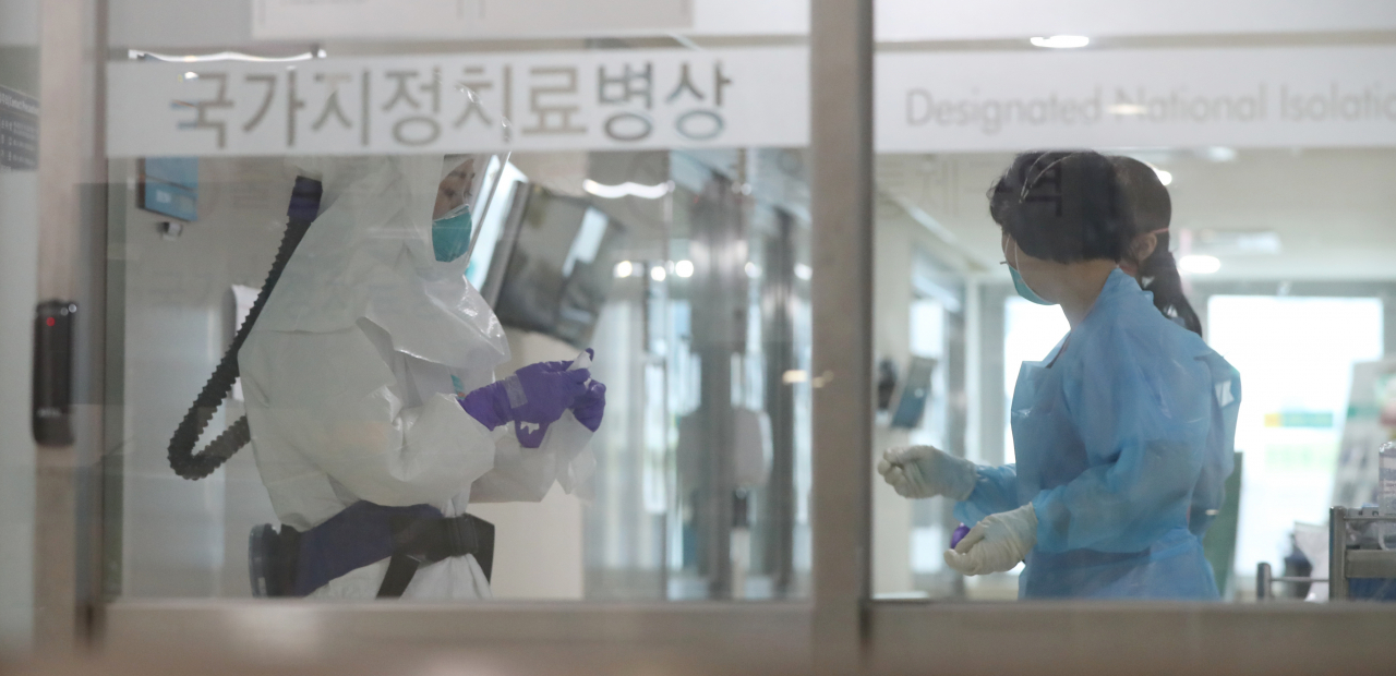 25일 오전 신종 코로나바이러스 감염증(코로나19) 환자가 치료를 받는 울산대병원 국가지정치료병상(음압병상) 의료진이 분주한 모습을 보이고 있다. 연합뉴스