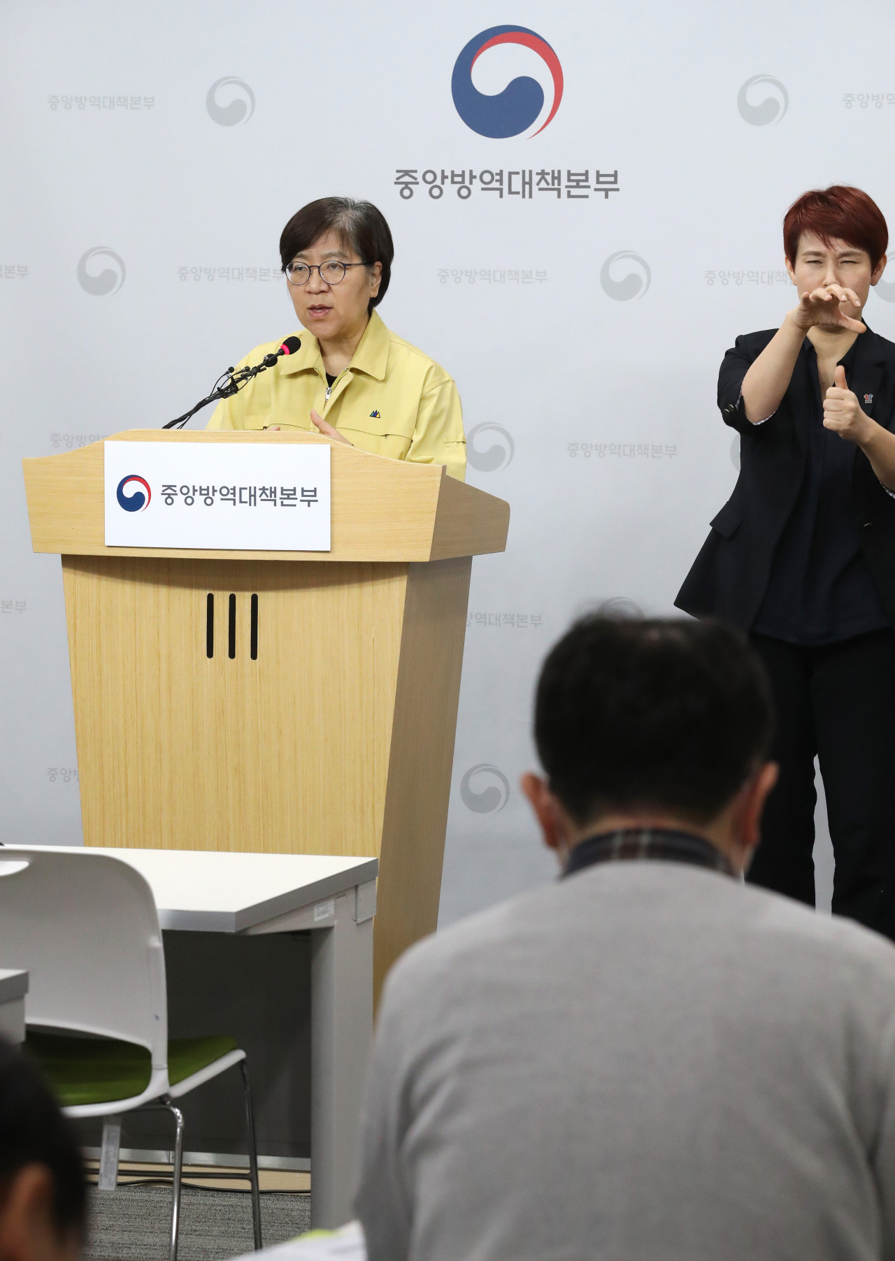 정은경 중앙방역대책본부장(질병관리본부장)이 25일 오후 충북 청주시 질병관리본부에서 코로나19 국내 발생현황 및 확진환자 중간조사 결과 등 정례브리핑을 하고 있다. 연합뉴스