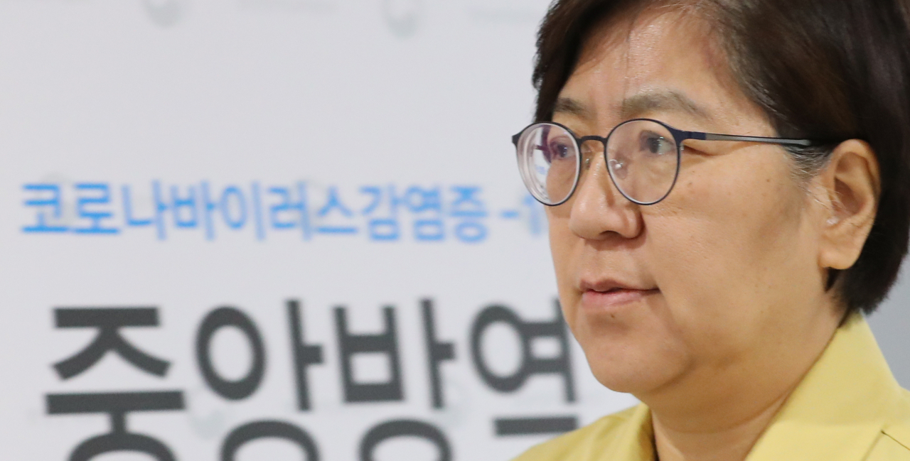 정은경 중앙방역대책본부장(질병관리본부장)이 25일 오후 충북 청주시 질병관리본부에서 코로나19 국내 발생현황 및 확진환자 중간조사 결과 등 정례브리핑을 하기 위해 이동하고 있다. [연합]