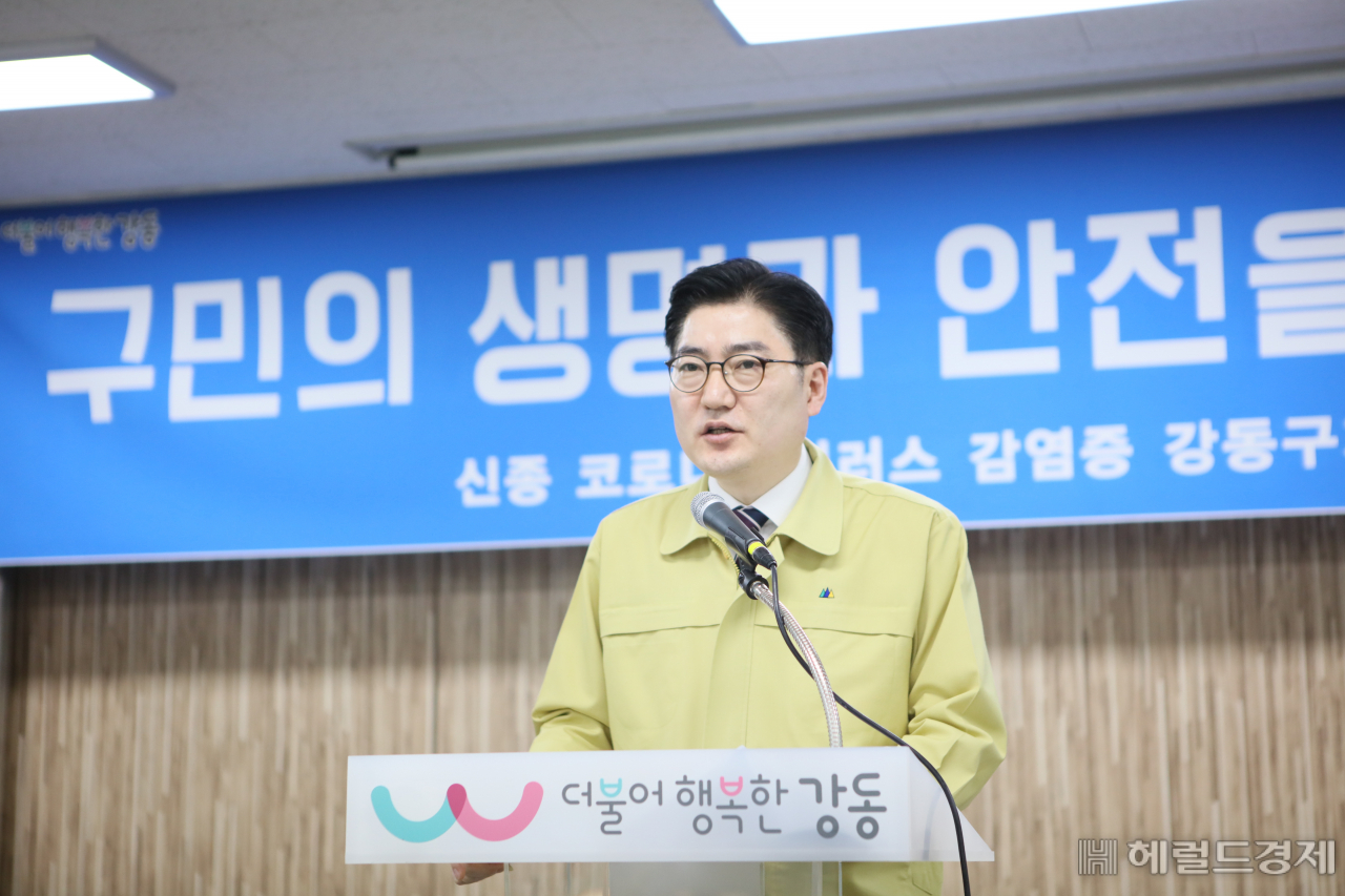 이정훈 강동구청장이 25일 명성교회 부목사 등 교인의 코로나19 검사 결ㅘ와 향후 대응방안을 발표하고 있다. [강동구 제공]