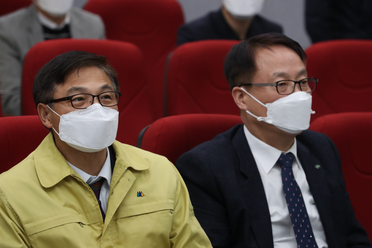 정병선 과학기술정보통신부 제1차관이 25일 오후 대전광역시 유성구 국제과학비즈니스벨트 거점지구 조성현장을 방문해 코로나19 바이러스 대응태세를 점검하고, 현장 연구자들을 격려하고 있다.[과기부 제공]
