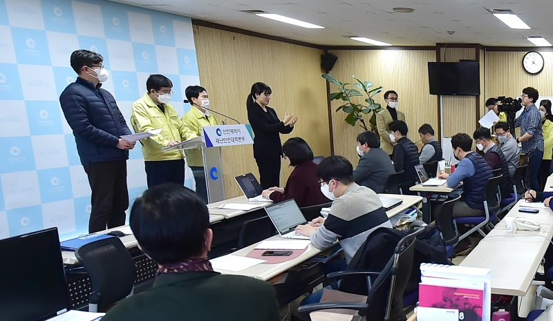 박규웅 인천시 건강체육국장이 25일 코로나19 확진자 추가 발생에 대해 기자회견을 하고 있다.