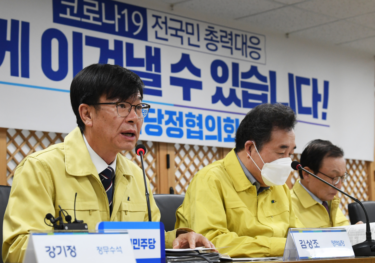 김상조 청와대 정책실장이 지난 25일 서울 여의도 더불어민주당사에서 열린 신종코로나바이러스 감염증(코로나19) 대응 고위당정협의회에서 발언하고 있다. 왼쪽부터 김 정책실장, 민주당 이낙연 코로나19재난안전대책위원장, 이해찬 대표. [연합]