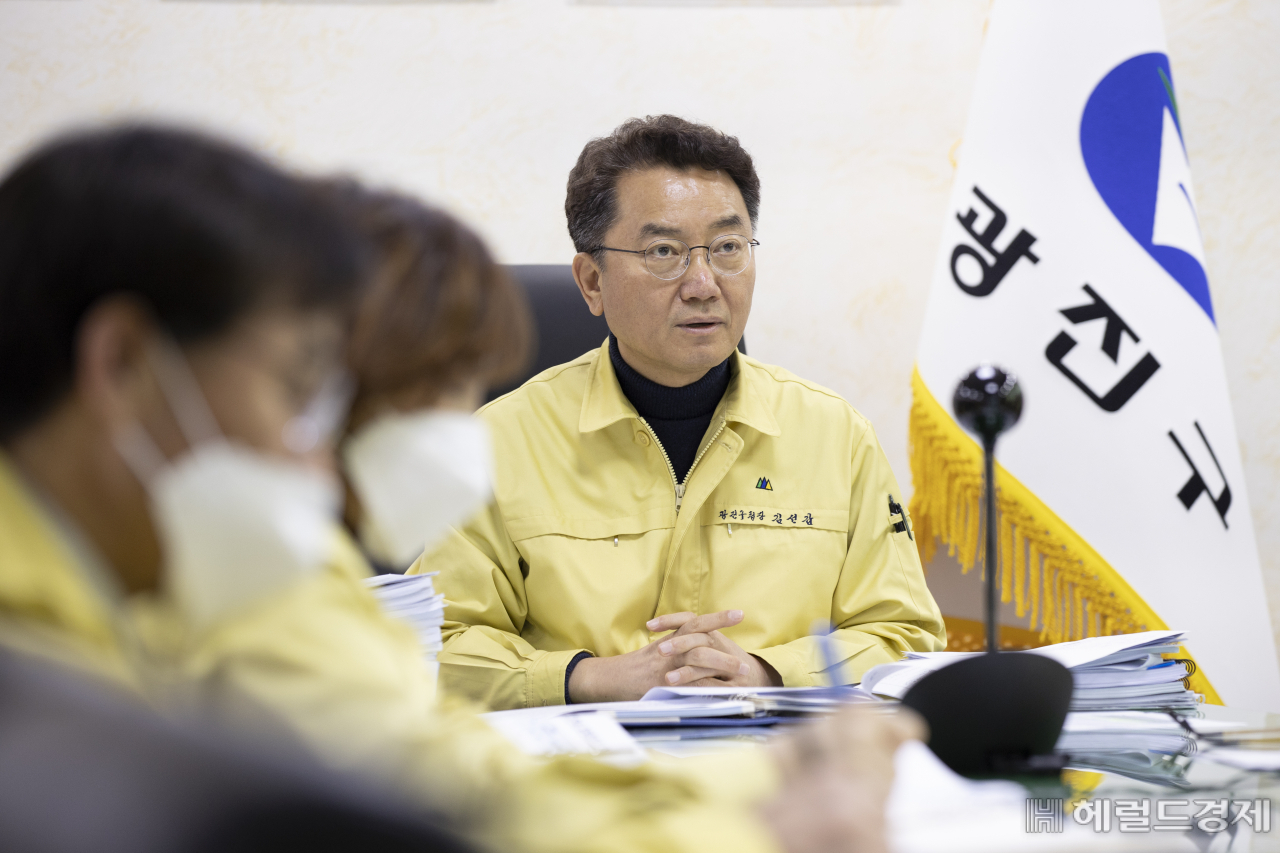 김선갑 광진구청장이 25일 코로나19 대응 영상회의를 열고 있다. [광진구]