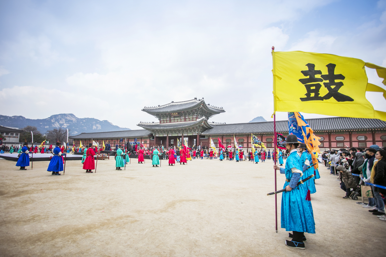 코로나19 여파로, 경복궁 수문장 교대 의식이 27일 부터 잠정 중단된다.