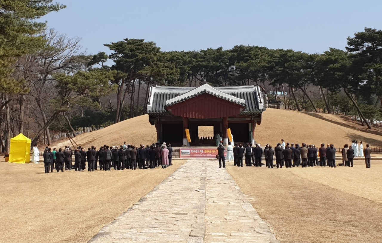 왕과 왕비의 기신제에 행하는 제사 ‘조선왕릉 제향’도 코로나19 여파로 잠정 중단된다. 사진은 희릉 제향 모습.