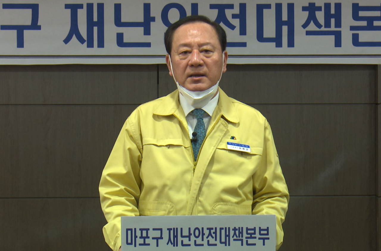 유동균 마포구청장이 코로나19 관련 브리핑을 하고 있는 모습. [마포구 제공]