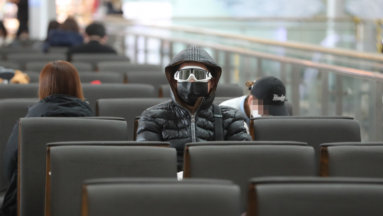 여행업계가 상품이 안 팔리는 경영마비 상태에서도 고객응대를 위해 교대로 출근하고 있다. 25일 영종도 인천국제공항에서 고글과 마스크 등으로 중무장한 한 관광객이 출국을 기다리고 있다. 연합뉴스