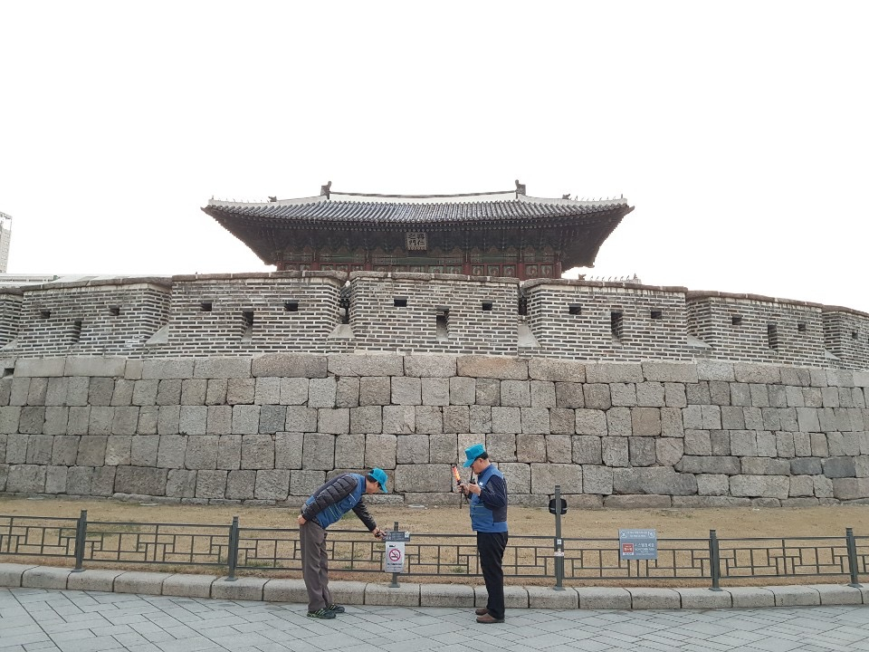 종로구 문화재 경비인력이 흥인지문을 순찰하고 있는 모습. [종로구 제공]