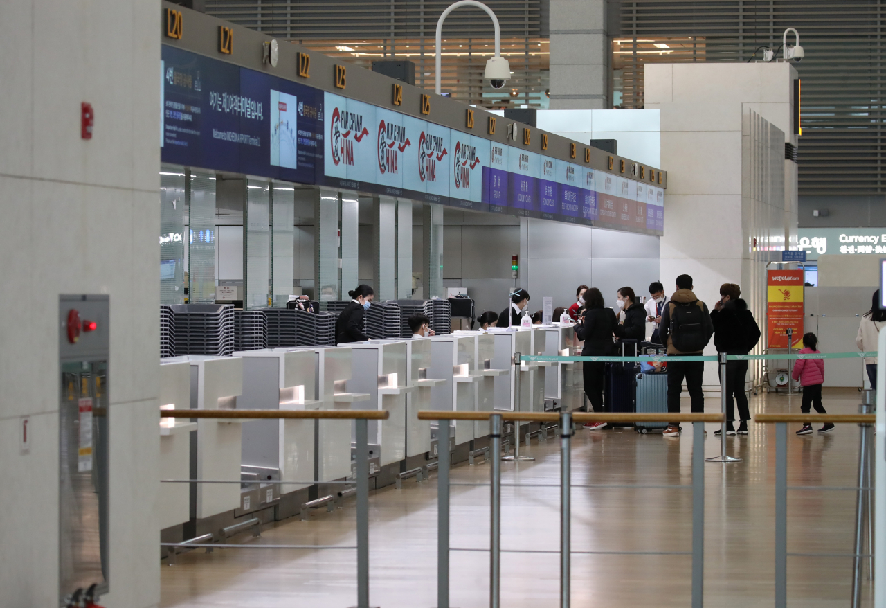 영종도 인천국제공항 출국장이 신종 코로나바이러스 감염증(코로나19) 여파로 평소보다 한산한 모습을 보이고 있다. [연합]