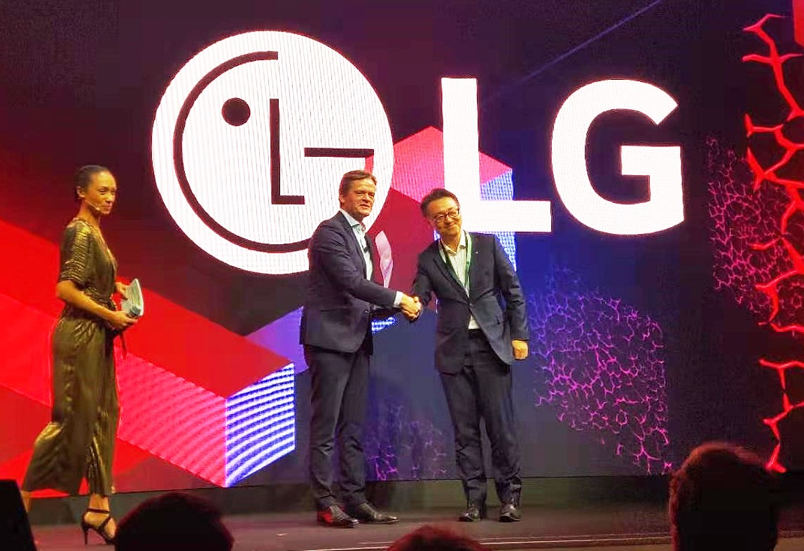 LG전자가 독일 자동차 제조 그룹 다임러 AG로부터 우수 공급사로 선정됐다. 사진은 LG전자 VS스마트사업부장 은석현 전무(오른쪽)가 독일 다임러 본사에서 열린 시상식에서 수상하는 모습. [LG전자 제공]