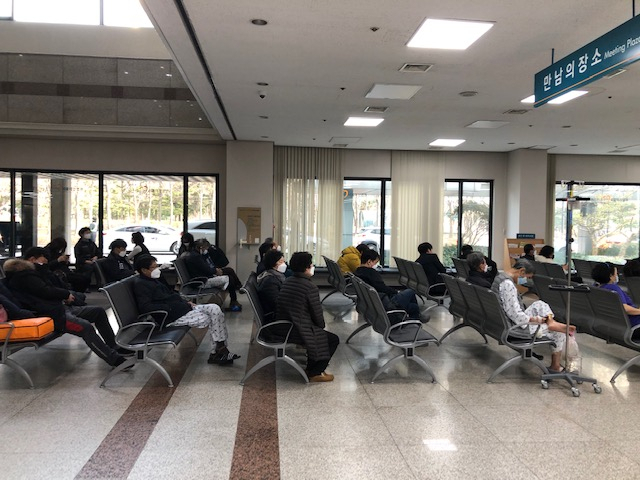 병원에 있는 모든 사람이 마스크를 착용하고 있다.