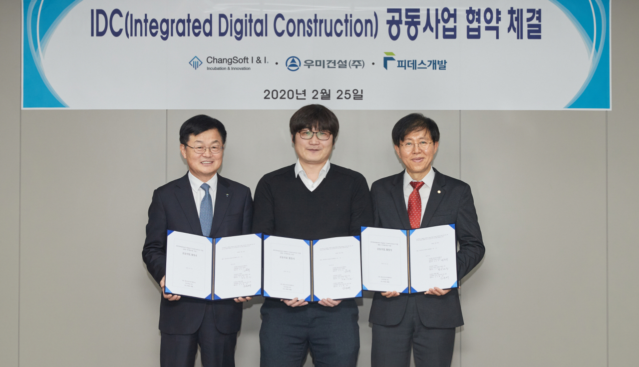 지난 25일 서울 강남구 피데스개발 본사에서 통합 디지털 건설(IDC) 솔루션 공동사업 협정식이 열렸다. 사진 왼쪽부터 피데스개발 김승배 대표이사, 창소프트아이앤아이 김은석 대표이사, 우미건설 조성준 부사장. [피데스개발 제공]