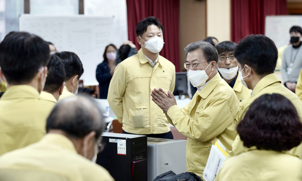 문재인 대통령이 25일 오후 대구시청에서 열린 코로나19 대구지역 특별대책회의를 마친 뒤 대책상황실을 방문, 범정부지원단원들을 격려하고 있다. [연합]