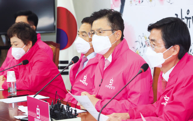 황교안 미래통합당 대표, 심재철 원내대표 등이 24일 국회에서 열린 최고위원회의에서 마스크를 쓰고 회의하고 있다. [연합]