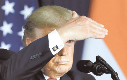 인도를 방문 중인 도널드 트럼프 미국 대통령이 25일(현지시간) 뉴델리에서 진행한 기자회견에서 기자들과 질의응답 시간을 갖고 있다. 그는 이날 경제계 인사들을 모아놓고선 민주당의 유력 대선주자로 부상하고 있는 버니 샌더스 상원의원의 정책을 비판했다. [로이터]