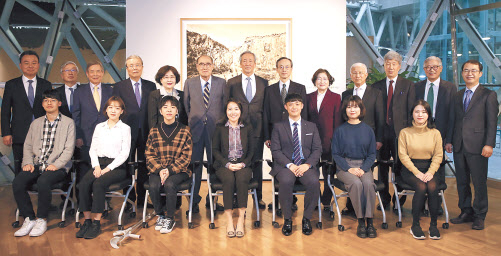 이봉주(뒷줄 왼쪽부터) 아산재단 이사, 이병규 이사, 정진규 이사, 김종인 이사, 김명자 이사, 이홍구 이사, 정몽준 이사장, 한승주 이사, 김태현 이사, 김유후 이사, 이승규 이사, 최종원 감사, 최재성 이사와 2020년도 아산장학생 7명(앞줄)이 기념촬영을 하고 있다.