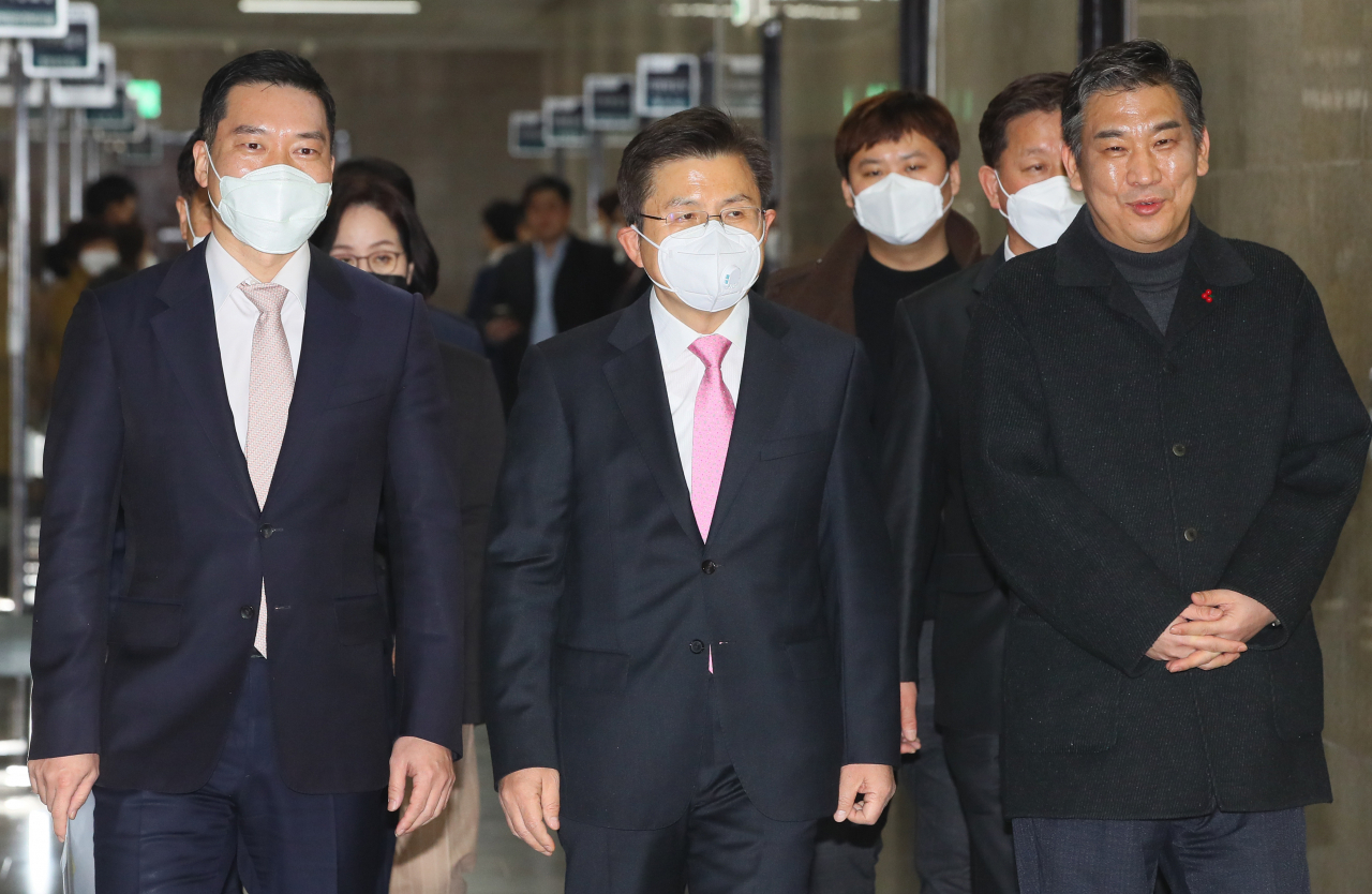 미래통합당 황교안 대표(가운데)가 26일 국회에서 열린 2020 영입인사 환영식에서 영입인사인 최승재 소상공인연합회장(오른쪽), 백대용 소비자시민모임 회장 등과 함께 입장하고 있다. [연합]