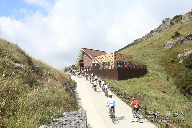 MTB동호회원들이 영남알프스 간월재를 라이딩하고 있다.[사진=울산시 제공]