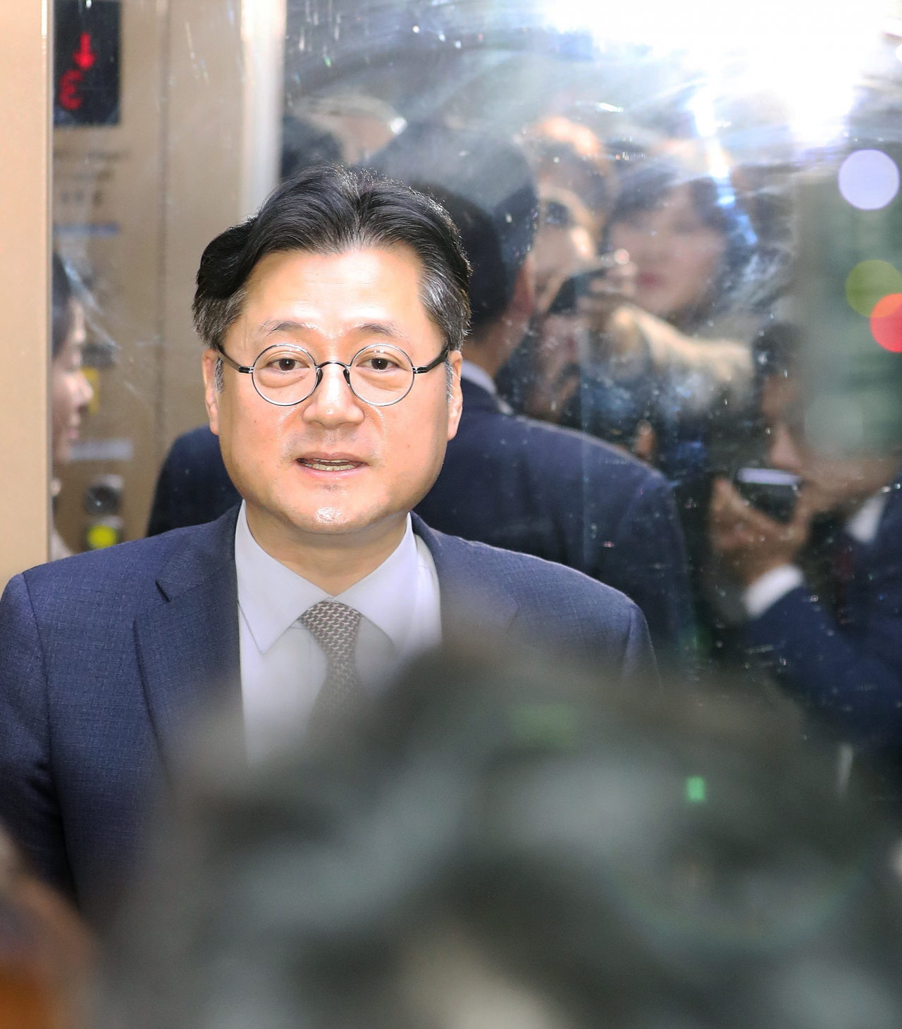 더불어민주당 홍익표 수석대변인이 14일 오전 서울 여의도 국회 의원회관에서 민주당에 비판적 칼럼을 기고한 임미리 고려대 한국사연구소 연구교수를 당이 고발한 것과 관련한 질문을 받고 있다. 연합뉴스