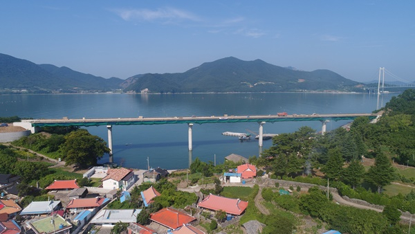 여수시 적금도를 잇는 요막교 전경.