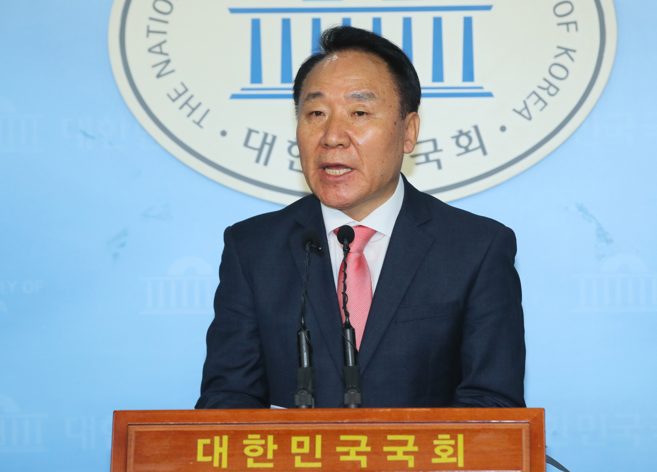 미래통합당 인재영입위원장인 염동열 의원이 26일 국회 정론관에서 4·15총선 불출마를 선언하고 있다. [연합]