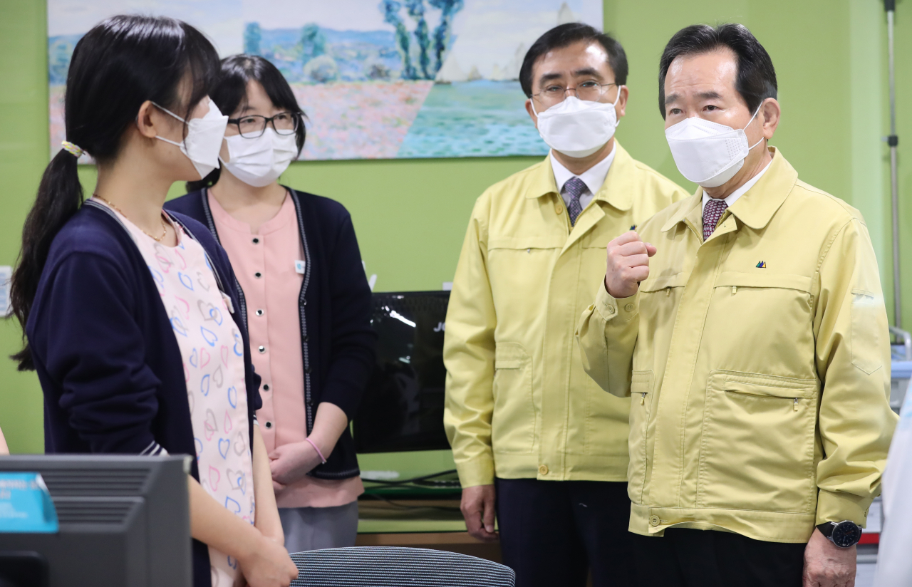 정세균(오른쪽 첫번째) 국무총리가 26일 오후 신종코로나바이러스 감염증(코로나19) 추가 병상이 마련된 대구시 근로복지공단 대구병원을 찾아 간호사들을 격려하고 있다. ［연합］