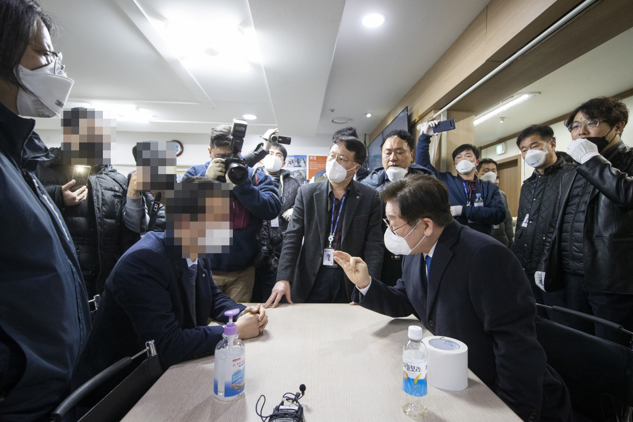 25일 오후 이재명 경기도지사가 코로나19 역학조사를 진행하고 있는 과천 신천지예수교회 부속기관를 찾아 현장 지휘를 하고 있다.[경기도제공]
