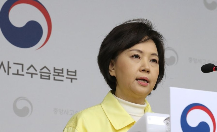 이의경 식품의약품안전처장이 2월 25일 오전 세종시 정부세종청사에서 열린 코로나19 대응 중앙사고수습본부 회의 결과 등 정례브리핑에 참석해 '마스크 수출제한 및 공적판매처로 출하 의무 시행'과 관련해 브리핑하고 있다.[연합]