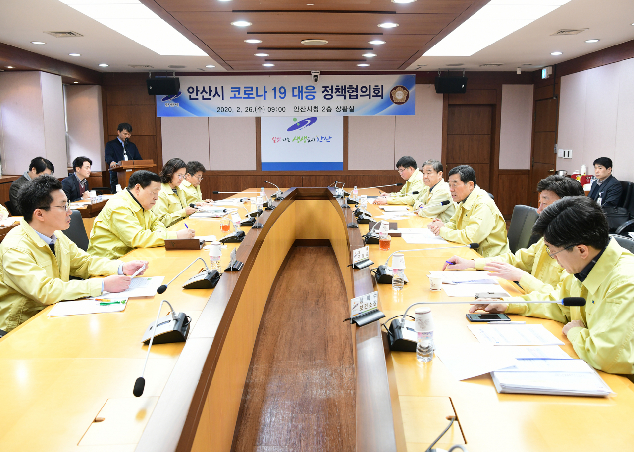 윤화섭 안산시장(오른쪽 가운데)이 26일 시청 상황실에서 열린 ‘코로나19 대응 정책협의회’에서 발언하고 있다. [안산시 제공]