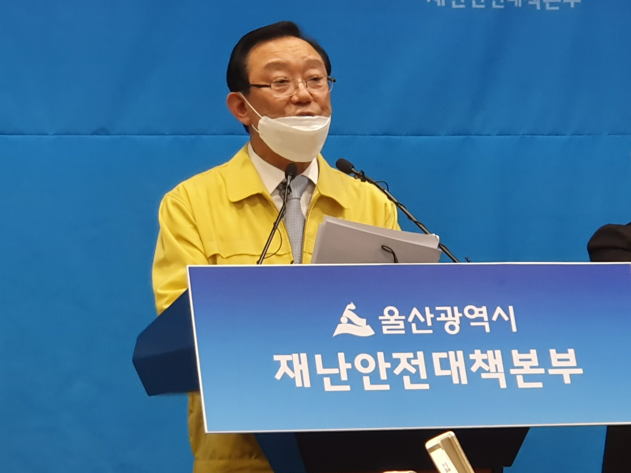 26일 송철호 울산시장이 시청에서 가진 기자회견에서 “울산에 위치한 신천지교회와 관련 부속기관 20곳에 시설 폐쇄 공문을 발송하고 향후 2주간 폐쇄조치를 완료했다”고 밝혔다.