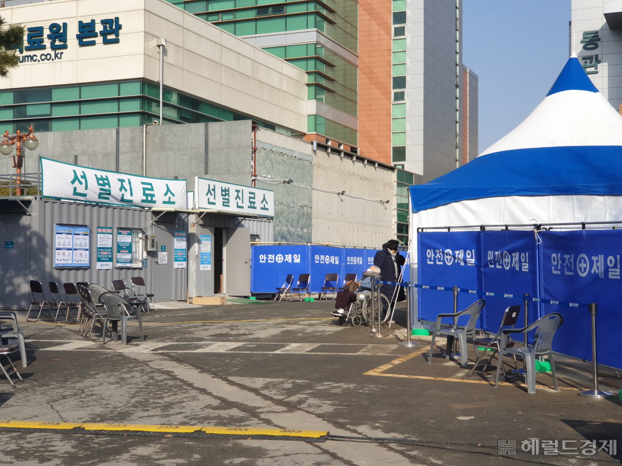 대구서 코로나19 확진자와 접촉한 사람이 검체 검사 대상이 되지 못하는 일이 벌이지고 있다. 대구의료원 선별진료소서 시민이 검체 검사를 기다리는 모습. 사진=김병진 기자