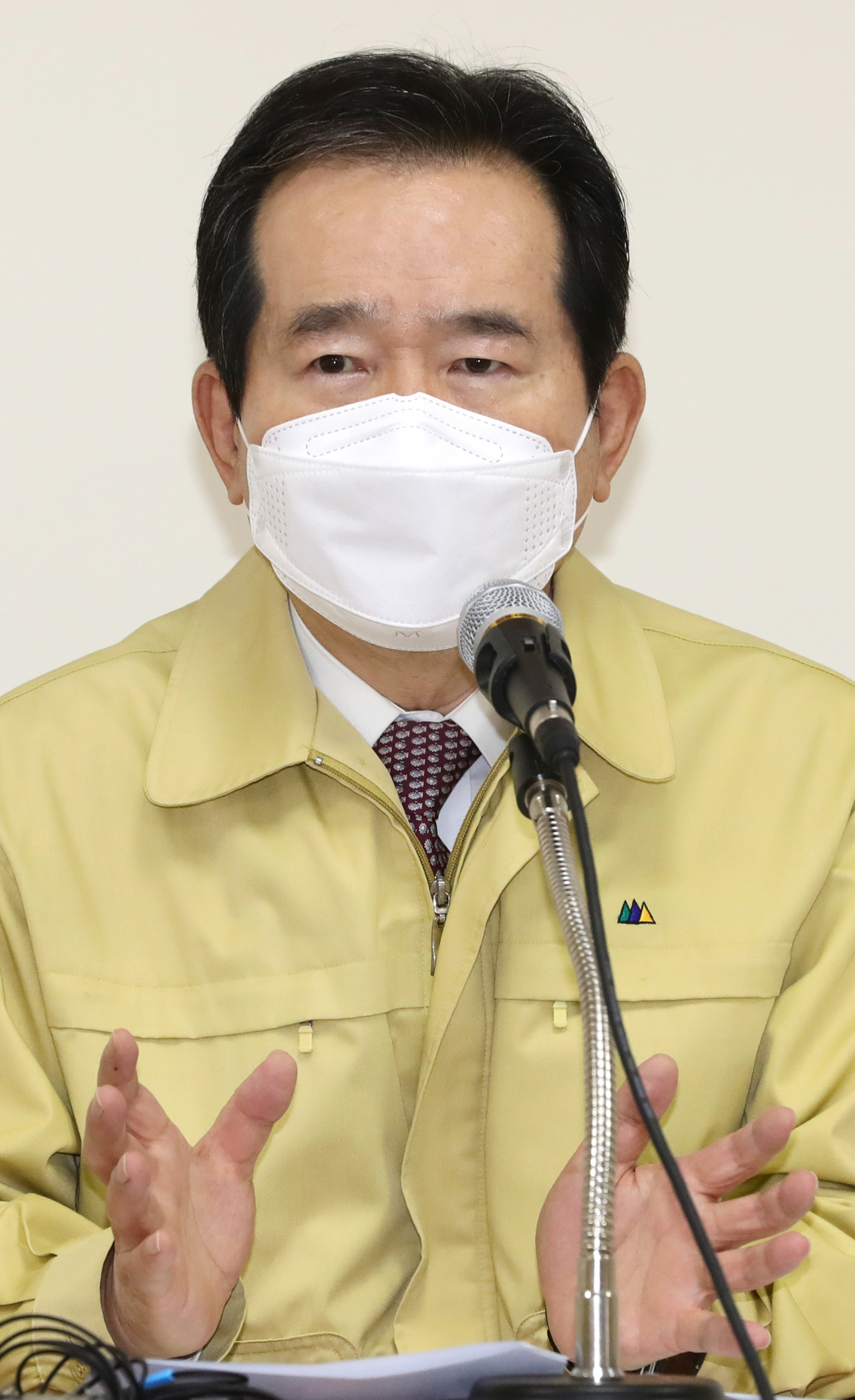 정세균 국무총리가 26일 오후 신종코로나바이러스 감염증(코로나19) 추가 병상이 마련된 대구시 근로복지공단 대구병원를 찾아 현장 점검을 하고 있다. ［연합］