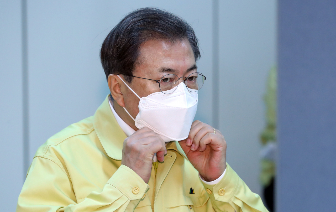 문재인 대통령이 25일 대구 동대구역에서 진행된 지역 시장·소상공인 간담회에 참석하고 있다. [연합뉴스]