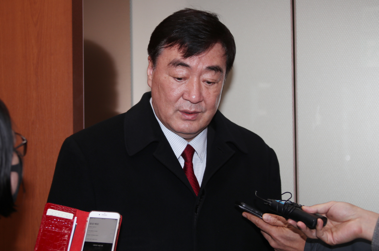 싱하이밍(邢海明) 주한 중국대사가 26일 서울 도렴동 외교부 청사로 들어오며 기자들의 질문에 답하고 있다. [연합]