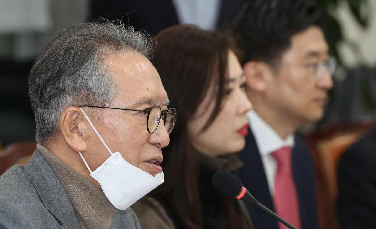 미래통합당 김형오 공천관리위원장이 26일 오후 서울 여의도 국회에서 기자간담회를 열고 회의 내용을 브리핑하고 있다. [연합]