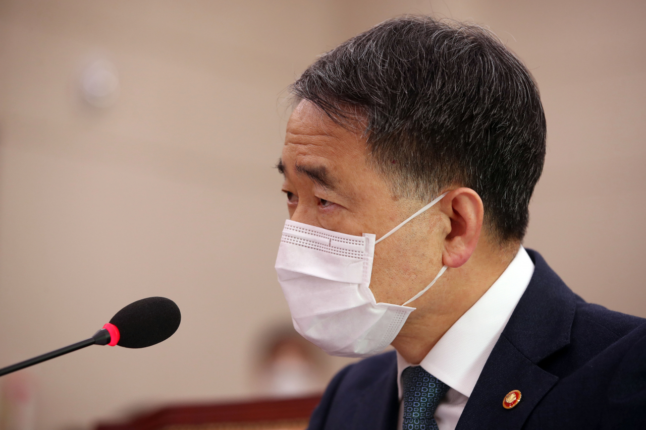 박능후 보건복지부 장관이 26일 국회에서 열린 법제사법위원회 전체회의에서 의원들 질의에 답하고 있다. [연합]