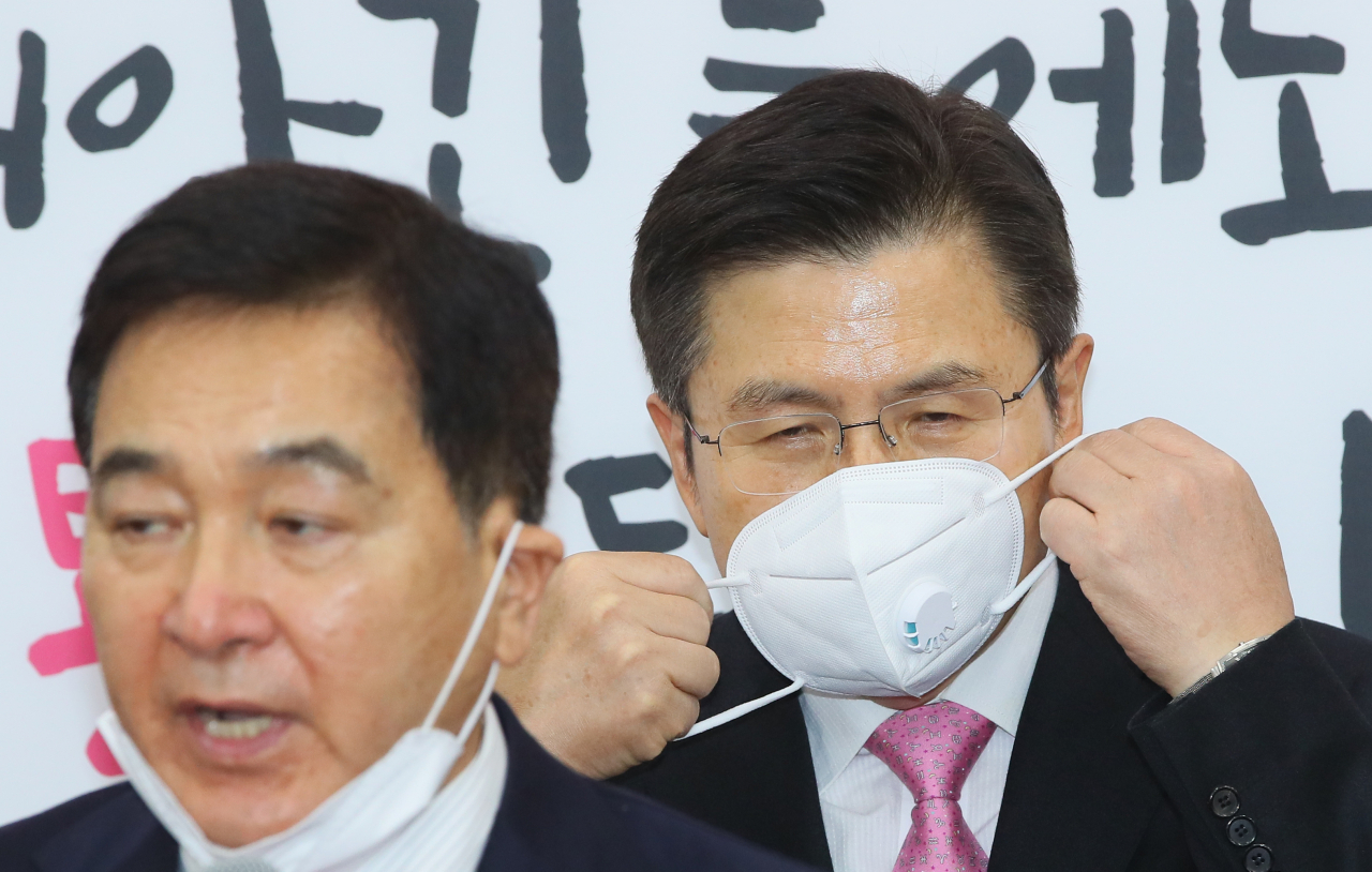 미래통합당 황교안 대표가 지난 26일 국회에서 열린 2020 영입인사 환영식에서 심재철 원내대표(왼쪽)가 인사말을 하는 동안 마스크를 쓰고 있다. [연합]