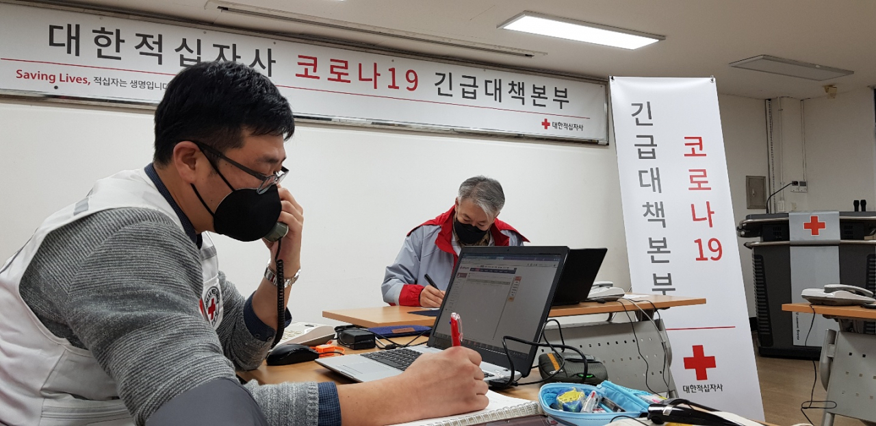 대구에 설치된 ‘대한적십자사 코로나19 긴급대책본부’에서 적십자 직원들이 코로나19 특별성금 접수전화를 받고 있다. [대한적십자사 제공]