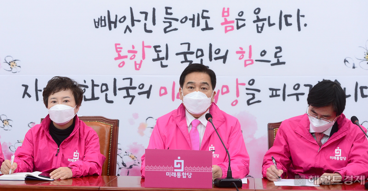 [헤럴드경제=이상섭 기자] 27일 서울 여의도 국회에서 열린 미래통합당 최고위원회의에 참석한 심재철 원내대표가 현안관련 발언을 하고 있다. babtong@heraldcorp.com