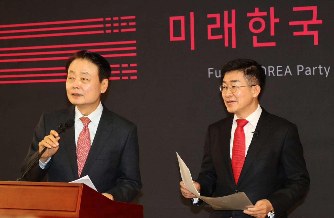 한선교 미래한국당 대표(왼쪽)가 지난 20일 오후 서울 여의도 국회 의원회관에서 열린 기자회견에서 공병호 공천관리위원장을 소개하고 있다. [연합]