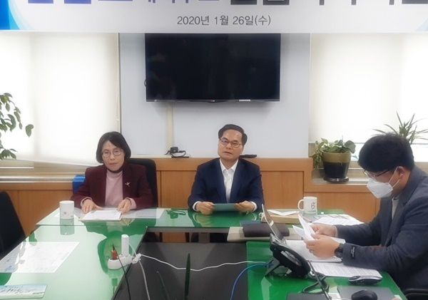 안준노.이미옥 부부가 26일 광양시청에서 재심을 요청하는 기자회견을 열고 있다. [안준노캠프 제공]