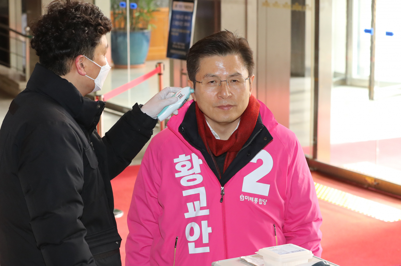 황교안 미래통합당 대표가 26일 오전 국회 본청에 들어서며 체온을 측정하고 있다. [연합]